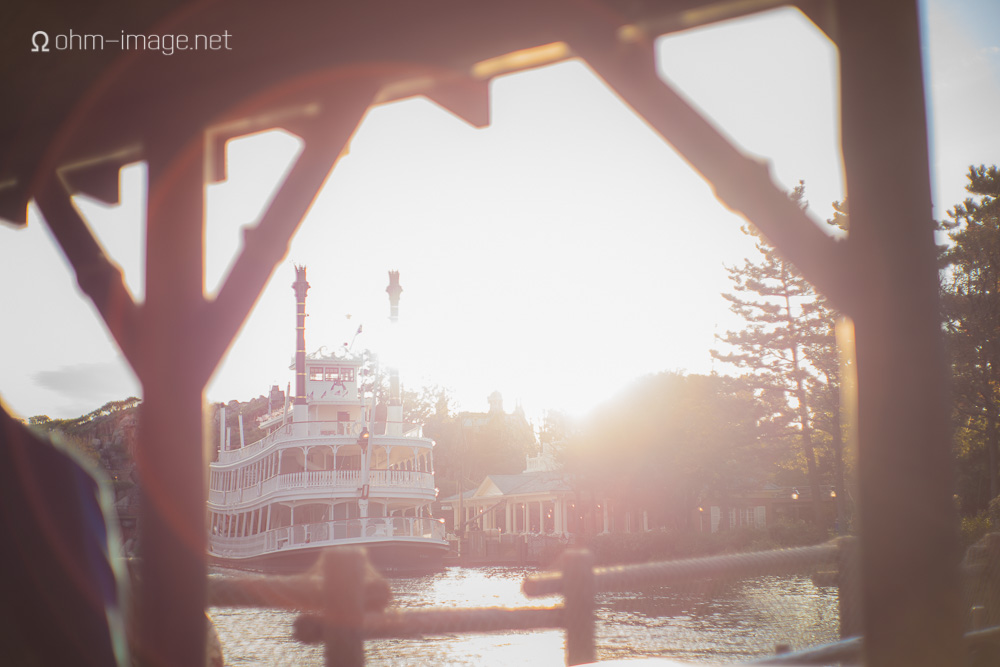 Summilux 50mm pre-asph tom sawyer boat.jpg