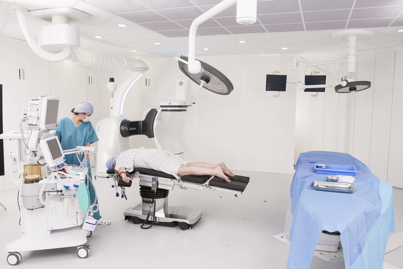 Hybrid Operating Room in a 'Dual-Cockpit' setup featuring the GE Discovery IGS Imaging System