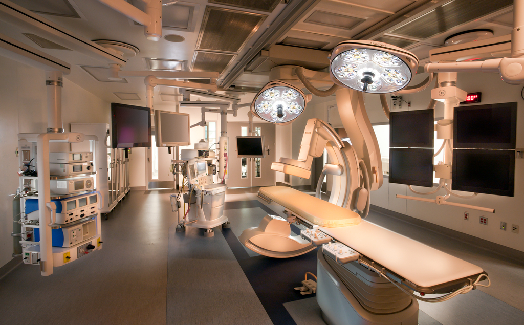 Hybrid-OR-Operating-Room-Philips-FD20-Ceiling-Skytron-LED-Surgical-Lights-Dual-Cockpit-RCH-2.jpg