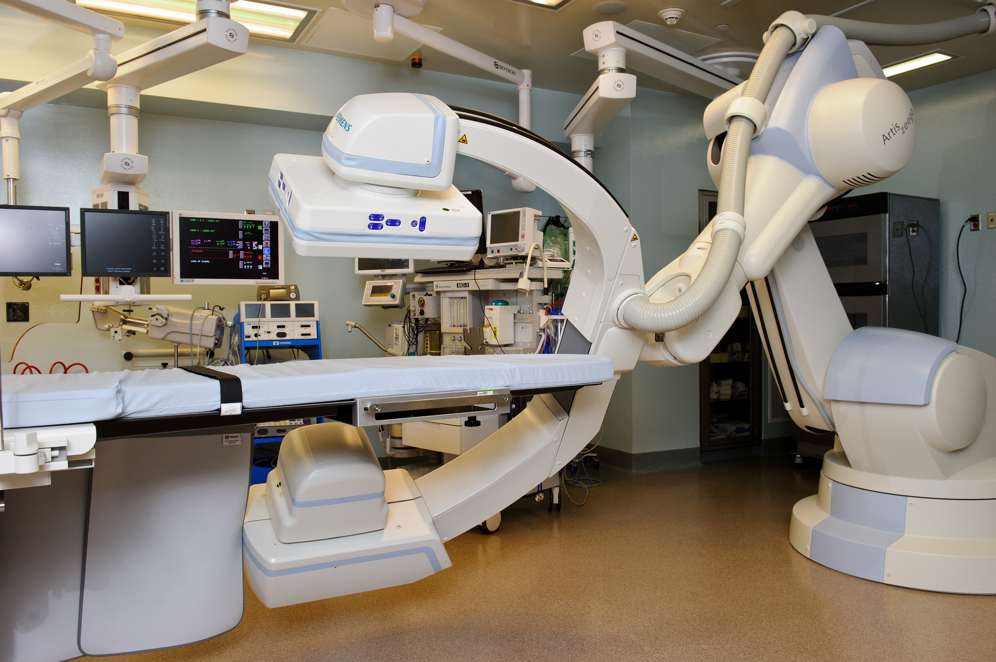 Hybrid-OR-Operating-Room-Siemens-Zeego-Skytron-LED-Surgical-Lights-Skytron-Booms-Missouri-University-Hospital-8.jpg