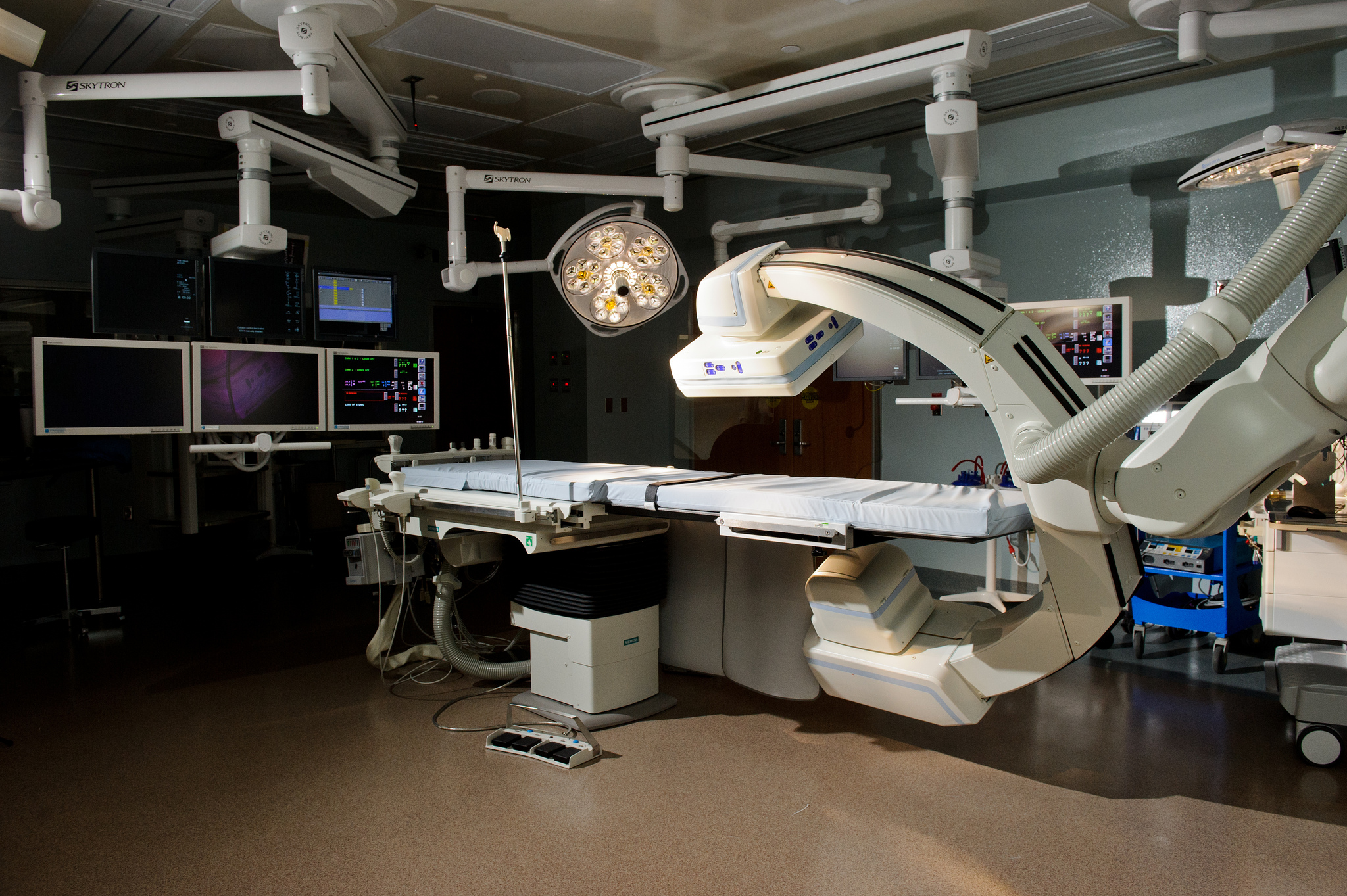 Hybrid-OR-Operating-Room-Siemens-Zeego-Skytron-LED-Surgical-Lights-Skytron-Booms-Missouri-University-Hospital-5.jpg