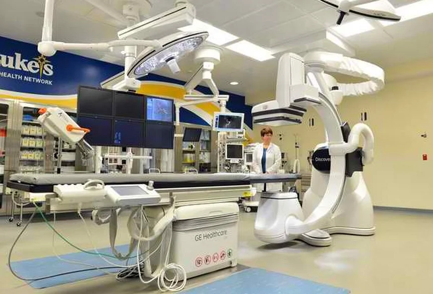 Hybrid Operaging Room featuring the GE Discovery IGS 730 imaging system, with LED surgical lights, equipment booms, and surgical monitors from SKYTRON