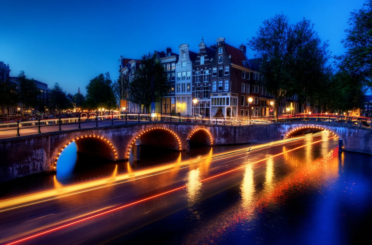 AmsterdamCanalHDRlighttrail.jpg