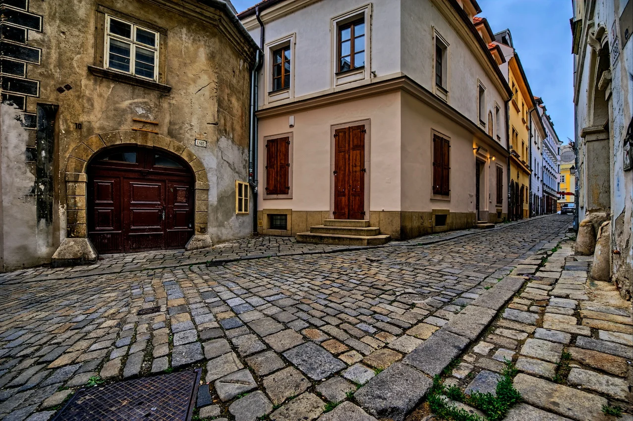 Bratislava-alley-HDR-1.jpg