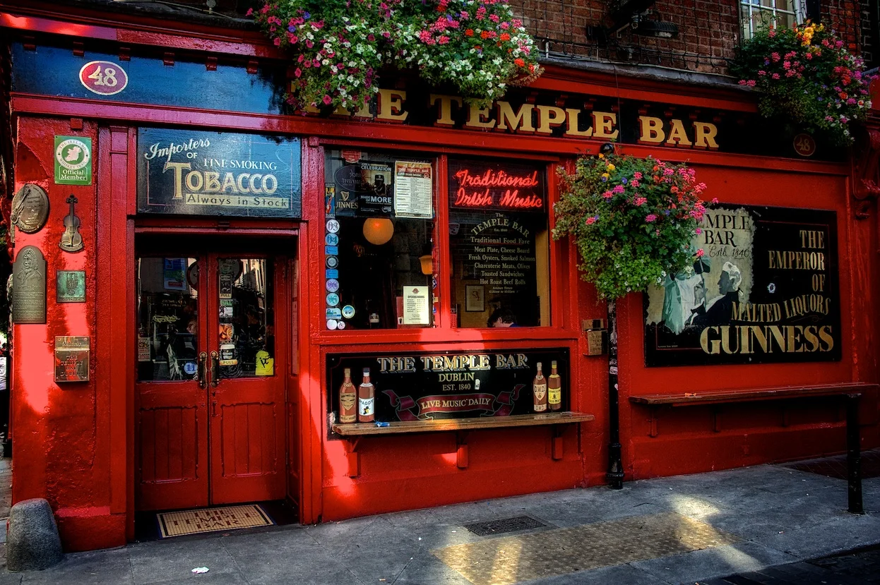 Dublin-Temple-Bar-entry-daytime.jpg