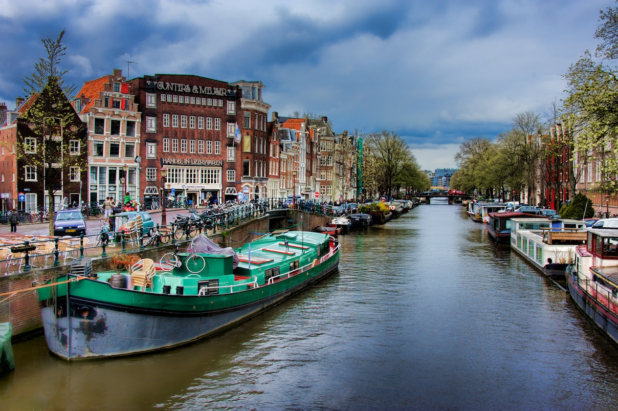 A big wide canal shot, because this IS Amsterdam, and everyone expects it, right? Happy to do my part!