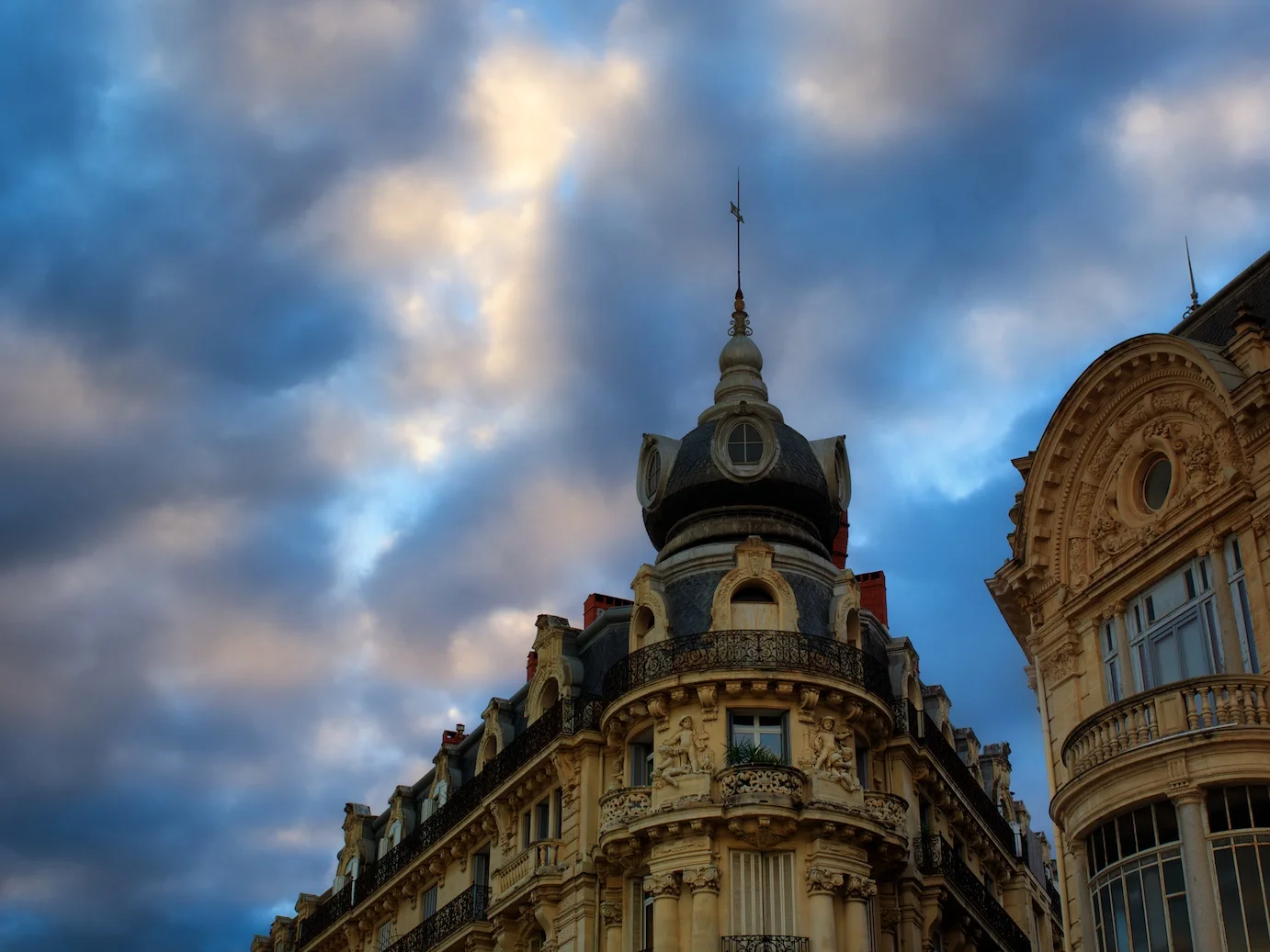 Montpellier-France-sunset-Place-Comedie-1.jpg