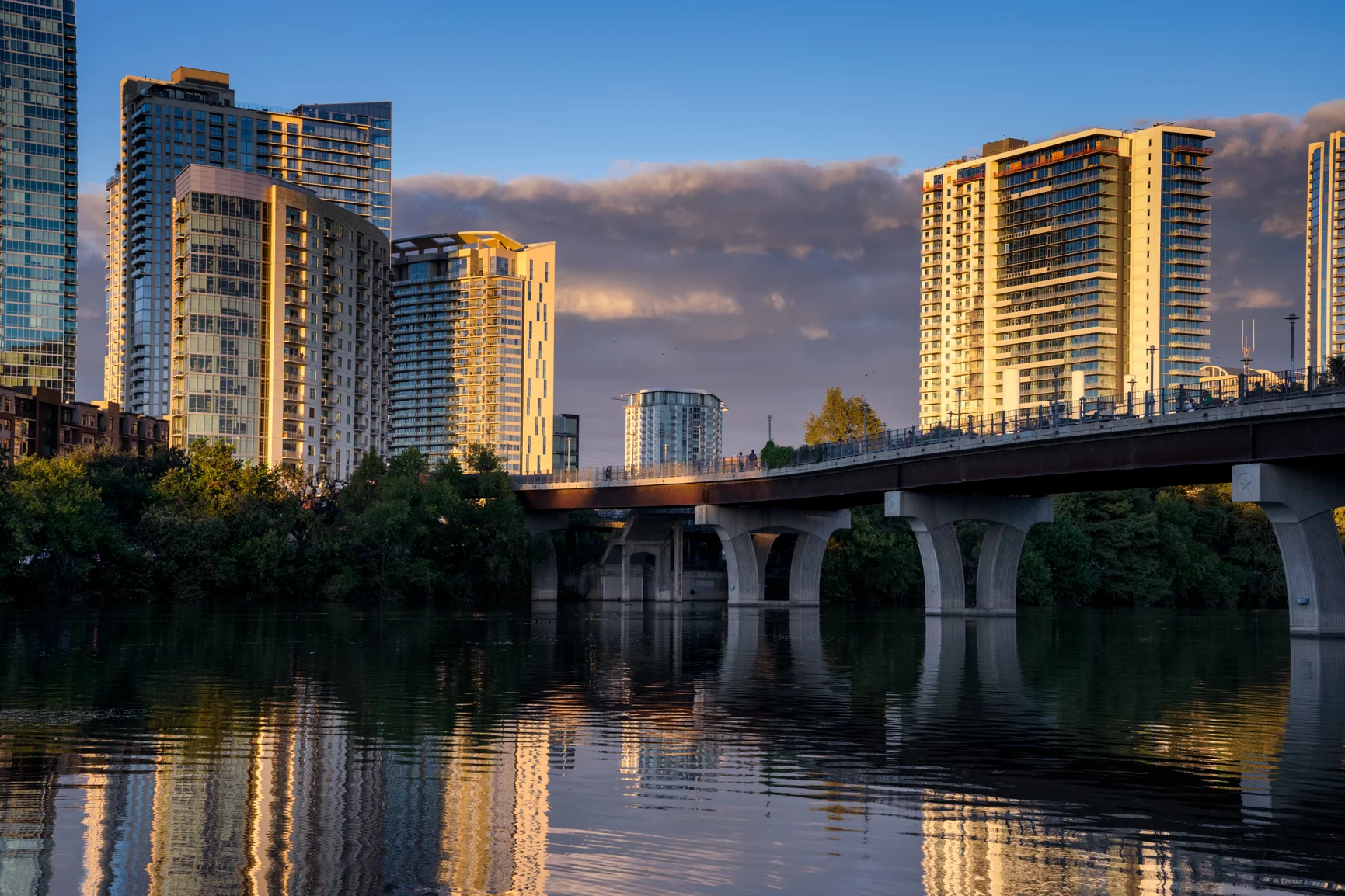 the pfluger pedestrian bridge over town lake