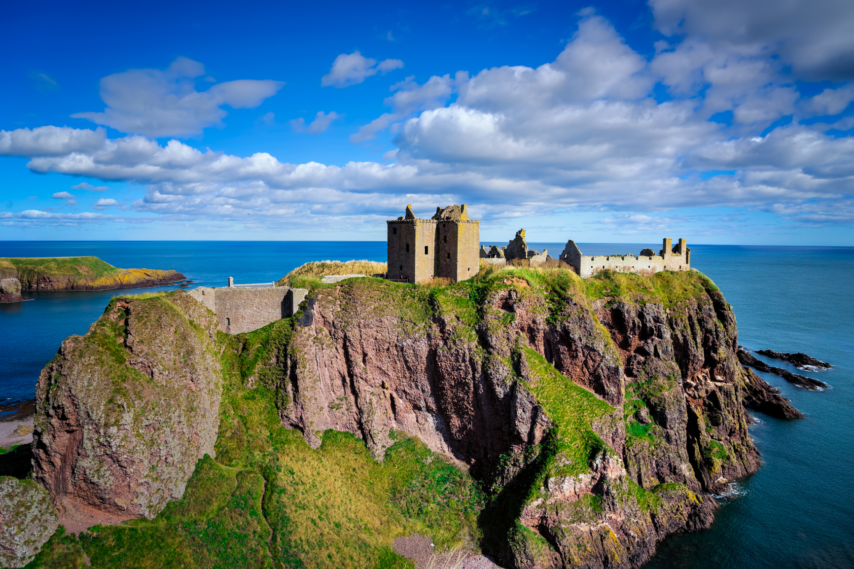 3 exposure HDR, f/9, tripod, ISO 100, 48mm -- DUNNOTTAR CASTLE, STONEHAVEN, SCOTLAND