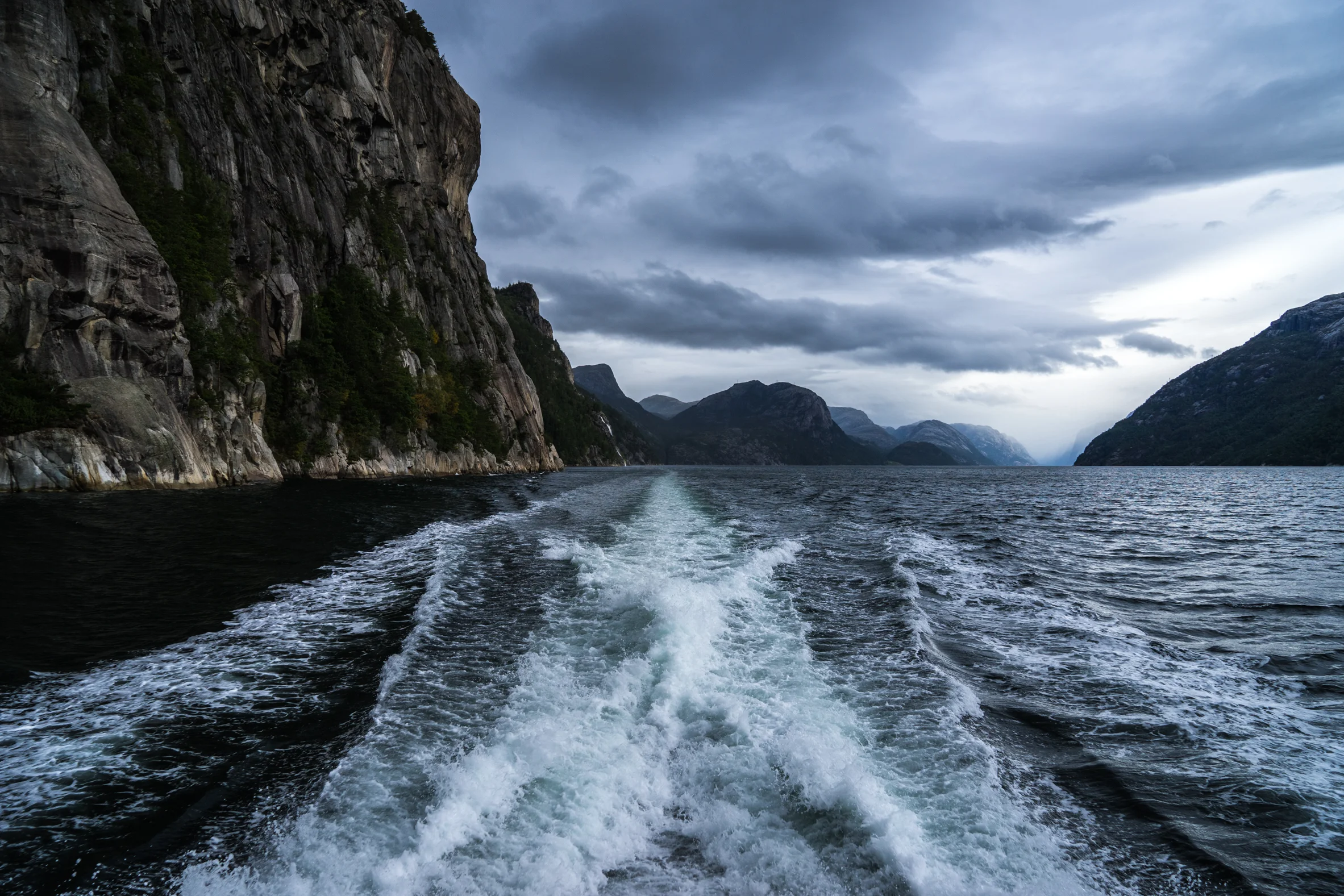 Norway-Lysefjord-cruise-boat-wake1.jpg