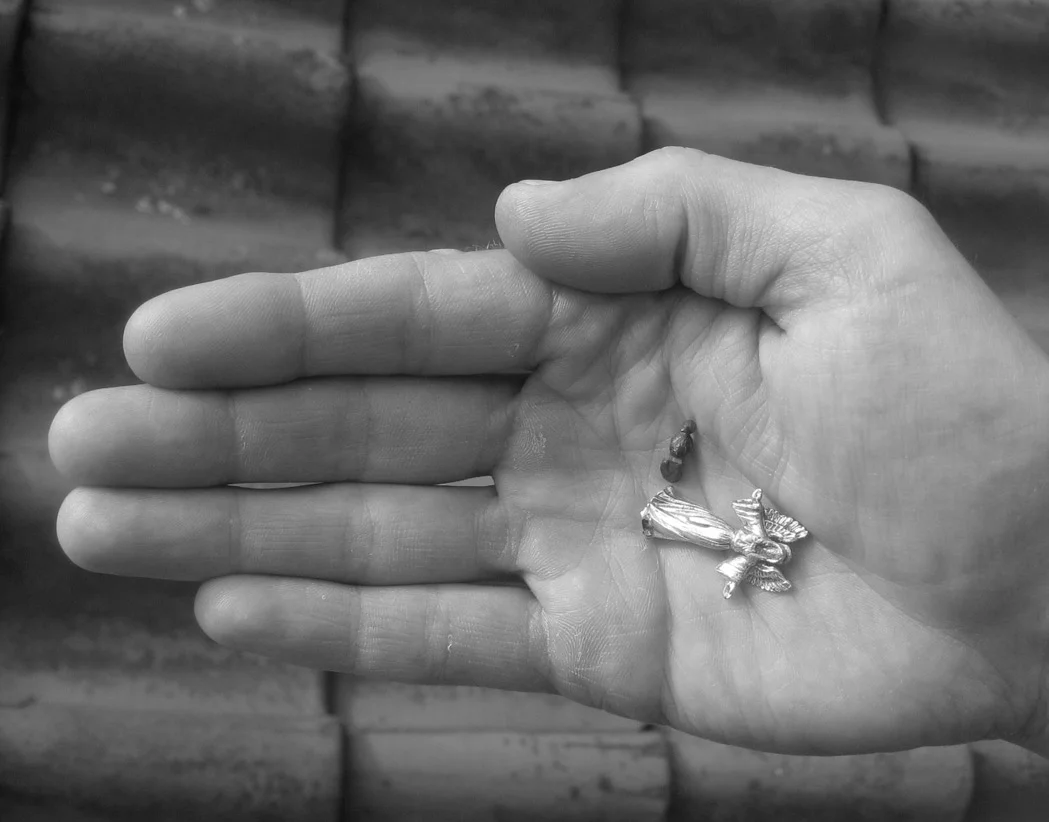  The guardian angel is from Paris, from the cousin of Sergei’s wife. It has a personal value to Sergei, cause she gave it to him with the wish that it would protect him. The bird is from a friend in Amsterdam who gave it to him some years ago. It is 