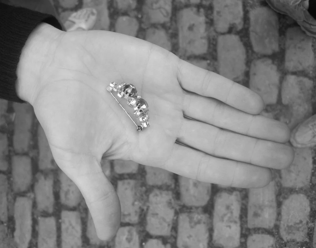  Alikka had on a longer stay in London found a brooch on a flea market, with a bright color and not too large. Alikka doesn't like to wear jewellery in general, with the exception of brooches, and she sticks to the same brooch for a long time. The br