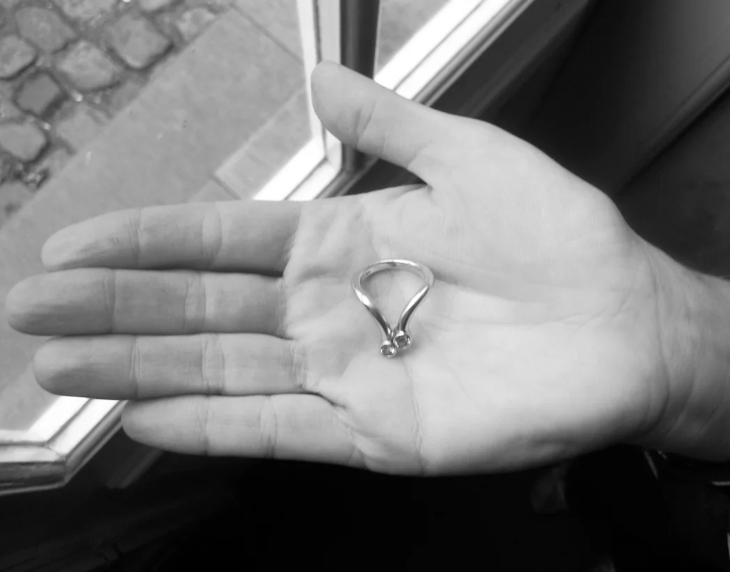  Today Caroline has moved her engagement ring to a different finger. It is a great moment, because the last 3 years she got rid of 30 of the 40 kg she decided as target to lose in weight. Caroline is looking forward to the marriage ring that will soo