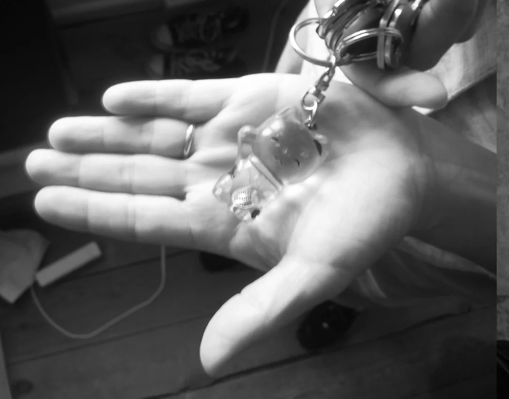  Mette bought this keychain on her first trip to Japan, it is a "cutetificed" Maneki-neko waving cat as it’s called in Japanese. It is a prosperous cat, and Mette always have it with her.  Name: Mette.  What: Keychain.  33: The imprint of Mette’s key