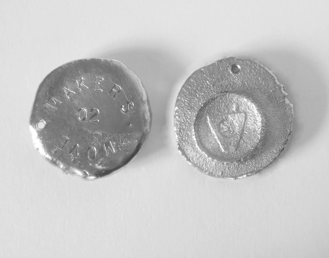  02: The imprint of the end part of Niels adrenaline injector is cast in Sn 99.9. 