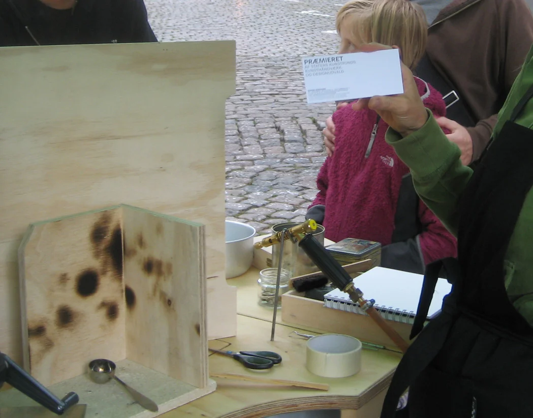  The Danish Arts Foundation Crafts and Design Committee have awarded a prize to the jewelry project  Makers Move .  Prize motivation:  
“In  Makers Move , the two jewelers in an exemplary manner combine a number of interesting aspects of making jewel