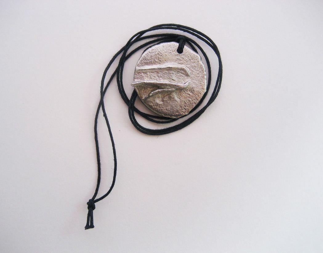  07: The imprint of Jair’s nail clipper is cast in Sn 99.9. 