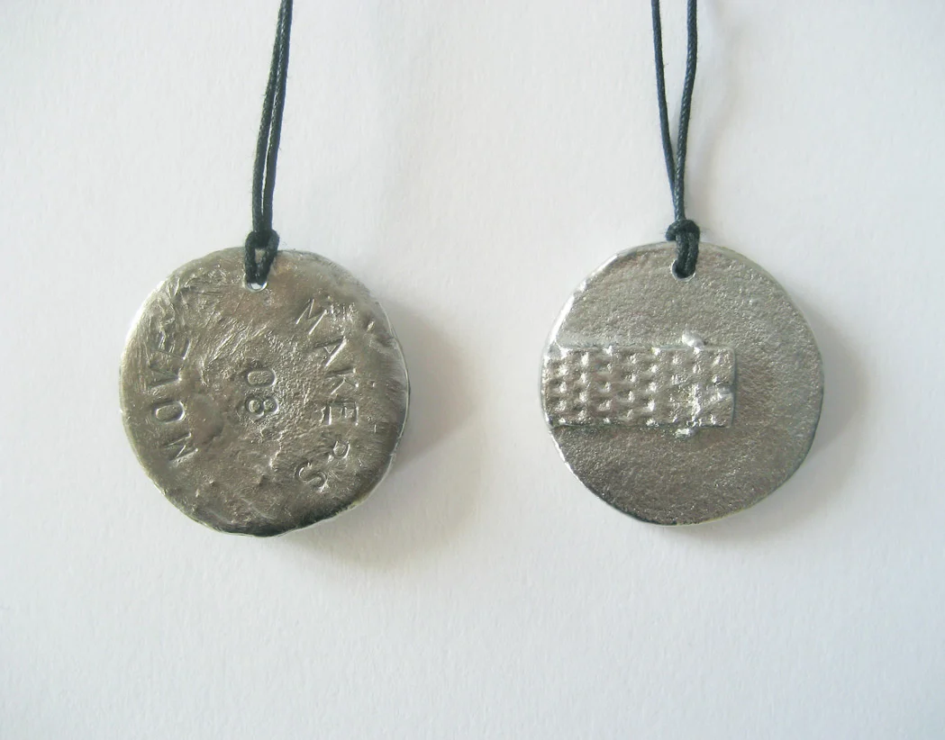  “The Miss aunts” were two sisters who lived together for many years in their parents' old apartment, because at the time it was difficult for the unmarried to get their own apartment. One of the aunts succeeds in getting an apartment, which both aun