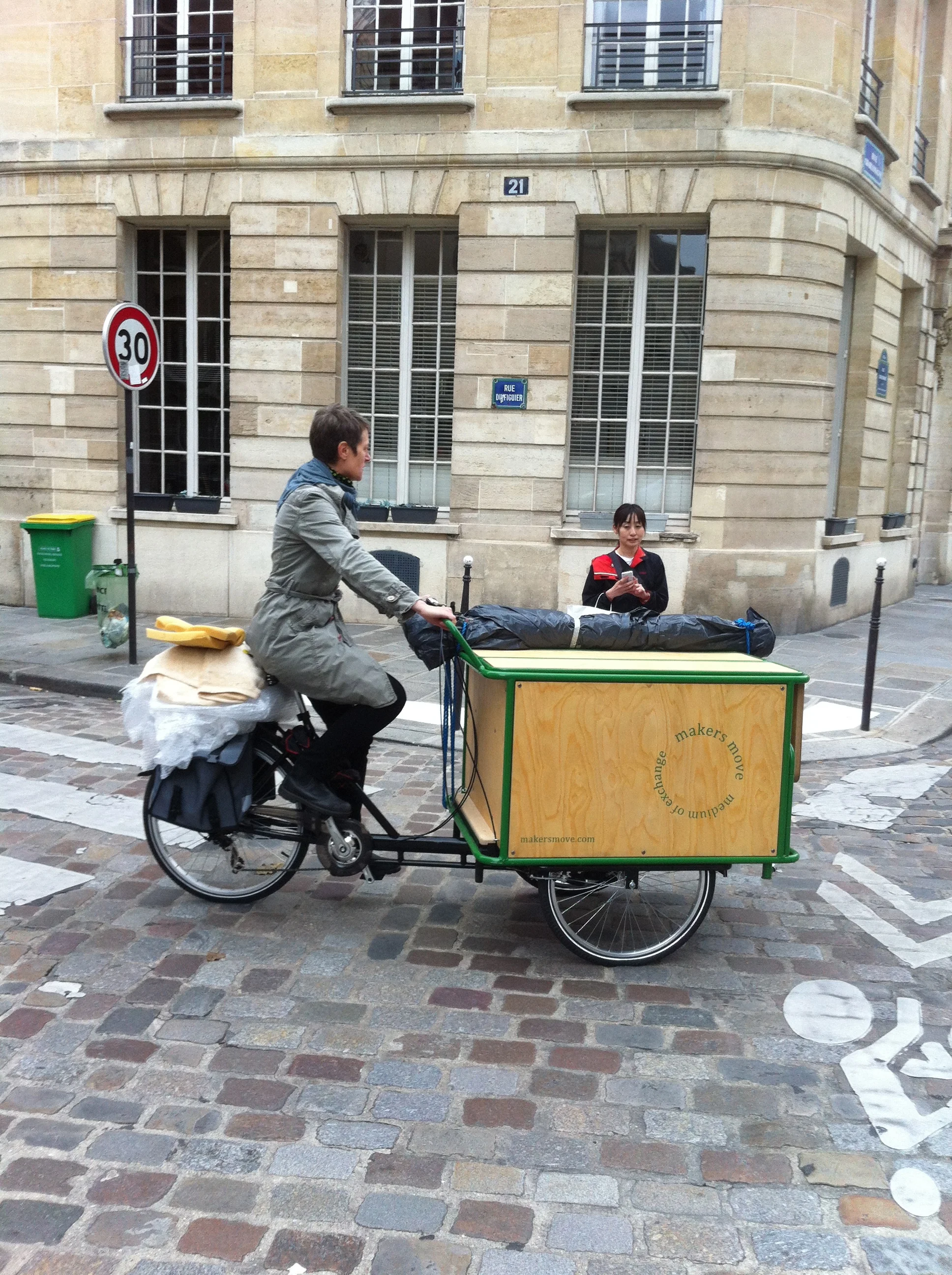  On the move ready for an other day at Place Colette with the mobile workshop. 