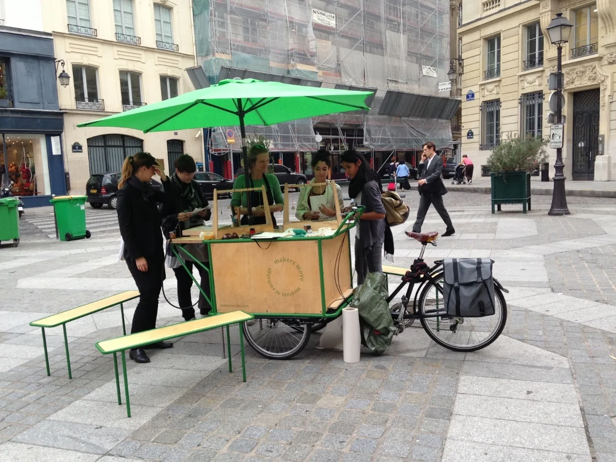   In September  Makers Move  participated in the    Circuits Bijoux    jewellery event, which took place on several locations in Paris.        Makers Move    both invited and met people in the streets of Paris for a talk about jewellery and small obj