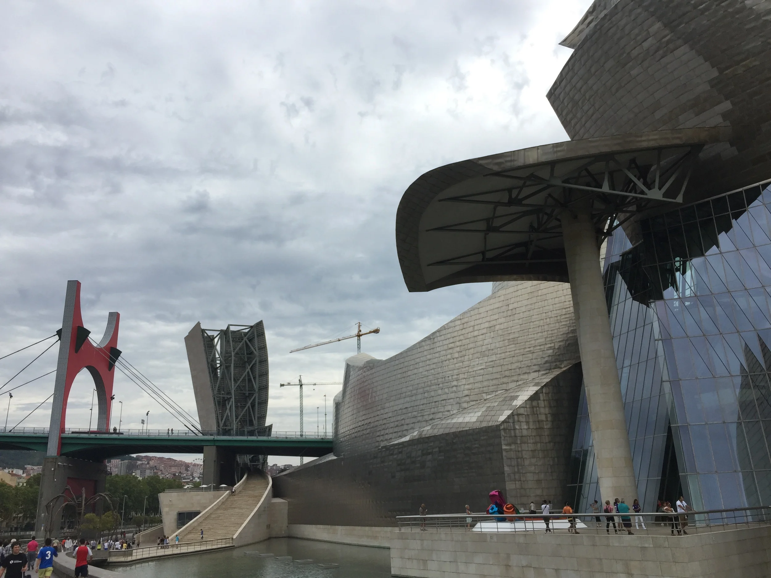 Louise Bourgeois' Maman spider placed outside the Guggenheim Bilbao (lower left corner) 