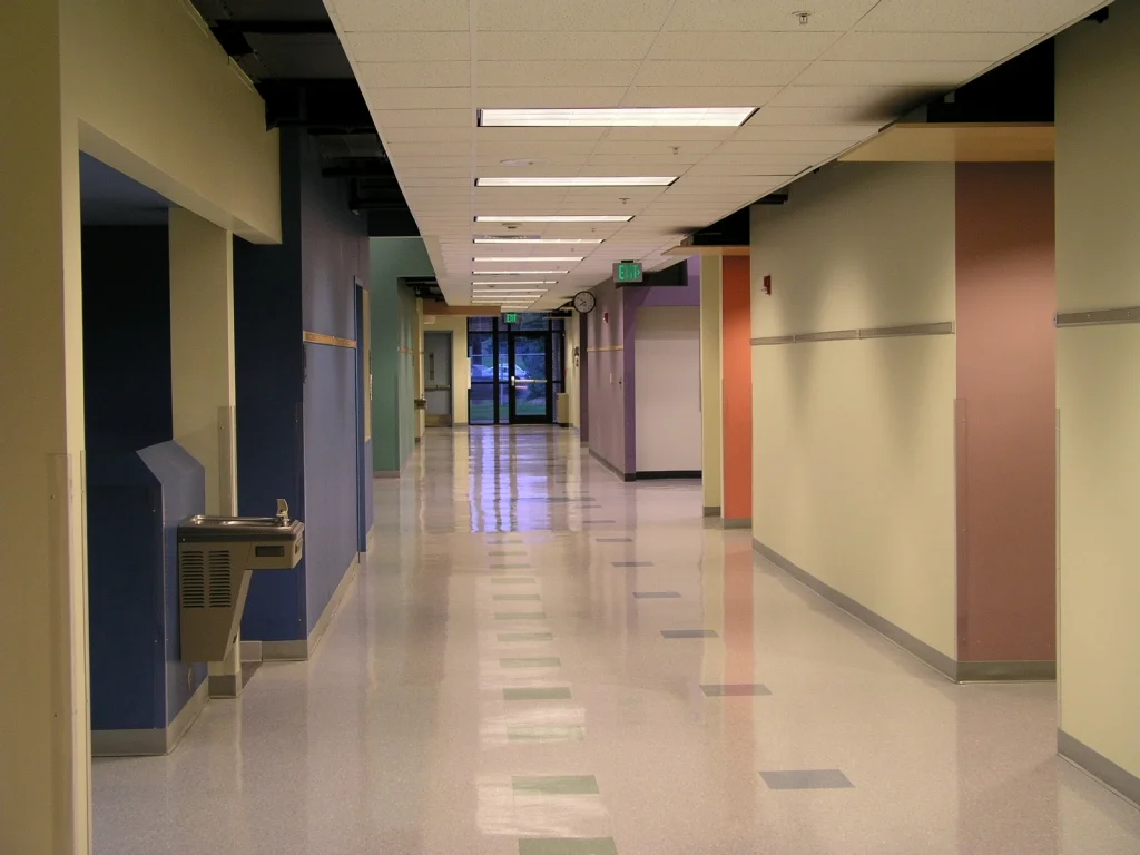 O5_interior - ff hallway to west.JPG