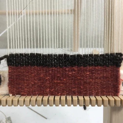 Weft on the top is too fat for this sett and creates lice. Rust-colored weft is thinner and covers the warp.
