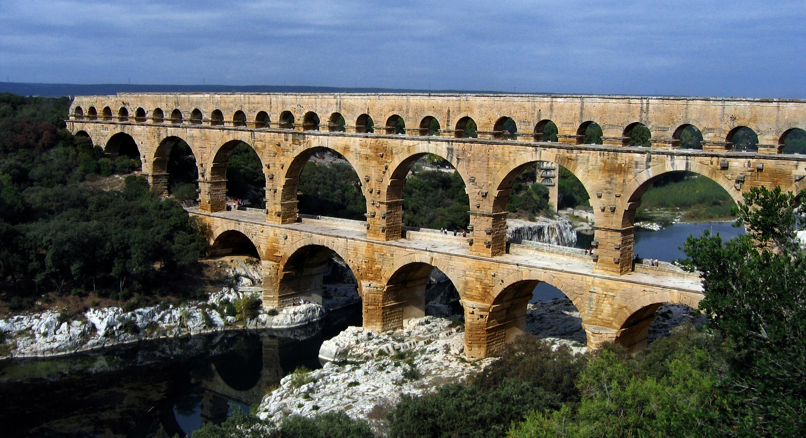 Pont_du_Gard_Oct_2007.jpg