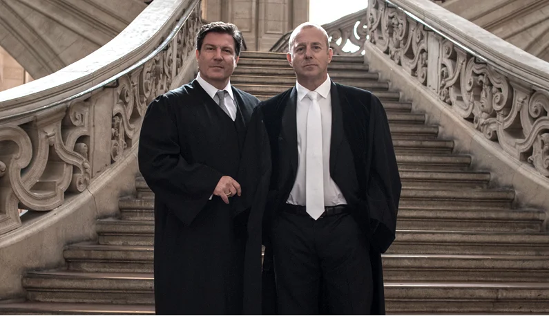 Dr. Joachim Glahn (Heino Ferch), Vorsitzender Richter am Berliner Landgericht und der gegnerische Anwalt (Francis Fulton-Smith), Fotokredit: Christoph Holsten