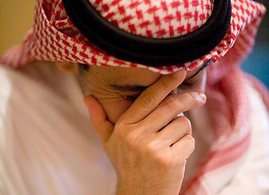 
تذكرت قبل قليل أحد حاملي الشهادات الأكادمية العليا، كان يوقع خطاباته بعبارة: صاحب السعادة الدكتور فلان الفلاني.. كان يغضب ويزمجر وتنتفخ أوداجه عند أي حوار، خصوصاً مع أصحاب الشهادات الصغرى، وذلك لقدم معلوماته وتحصيله الأكاديمي.
أصبح التحصيل الأكاديمي العالي (في الغالب) بريستيج إجتماعي أولاً، ومدخل لوظيفة حكومية مريحة ثانياً. حتى لجوء البعض لشراء الشهادات من بقالات معروفة على الإنترنت، فلم تعد هناك قيمة علمية يستفاد منها أو يتم تطويرها.
أناشد المسؤولين بوضع تاريخ صلاحية للشهادات الأكاديمية، يتم تجديد الشهادة سنوياً للتخصصات الطبية والهندسية، وأطول من ذلك للتخصصات الأخرى. ويتم التجديد بمناقشة ما تم إنجازه من مشاريع أو أبحاث في مجال التخصص. مع إيجاد خيار جديد وهو التقاعد المبكر جداً ، لمن لا يجتاز اختبار التجديد. وذلك لإبعاد ضرر القرارات الساذجة والغير منطقية عن الناس، وضمان دقة صنع القرار.
والله يستر على عيالنا وأحفادنا ...
