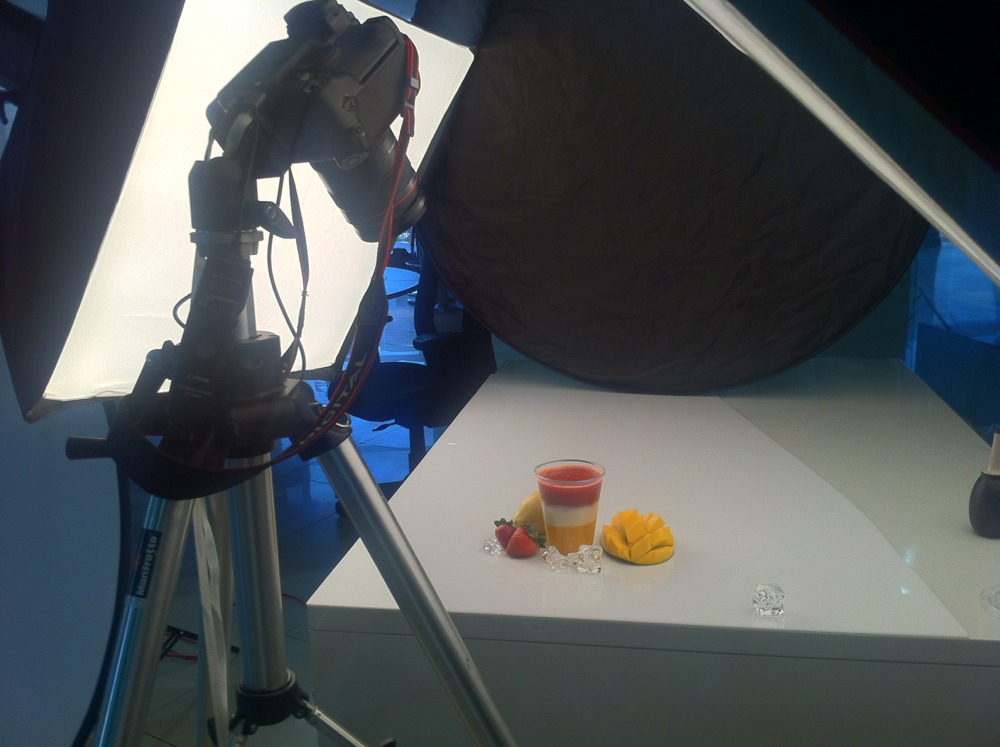 I had a pleasant Thursday with some friends in a photo shoot. It was a simple assignment to shoot for a local juice bar. The puzzling thing to me was, i kept wondering about my old photography business, should I bring it back or not? Are things different since I closed it in 2007? Am I taking baby steps towards the business again? So may things to reconsider.