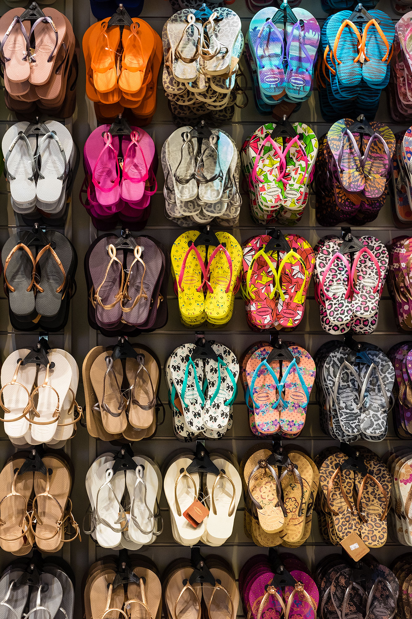 Dubai Mall - Colors - X-T1. I honestly don't know how can those be comfortable.