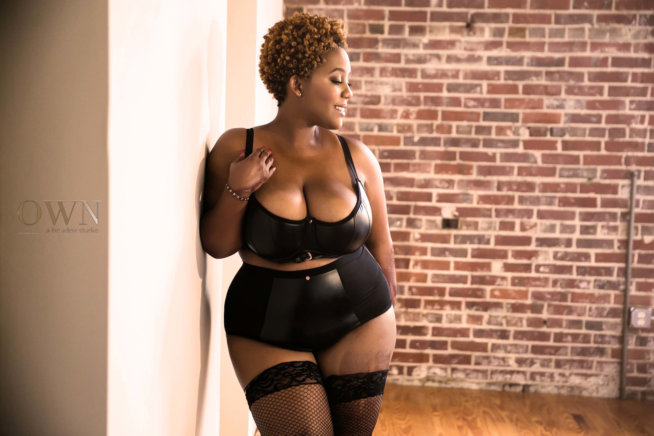 50 Best Plus Size Boudoir Photography Poses for Any Woman image