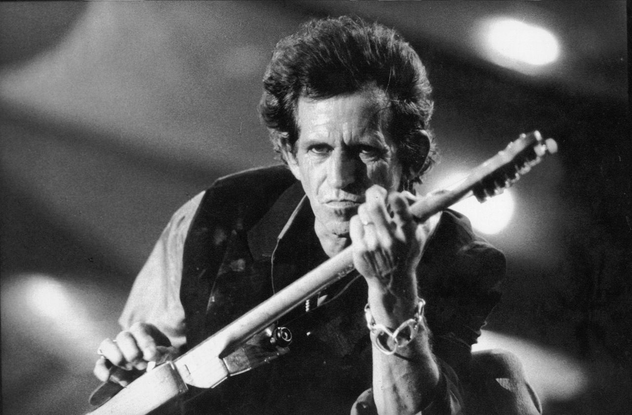 Keith Richards, Rolling Stones Voodoo Loungue World Tour, Rio de Janeiro, 1995 (photo is in public domain, courtesy of Machocarioca)