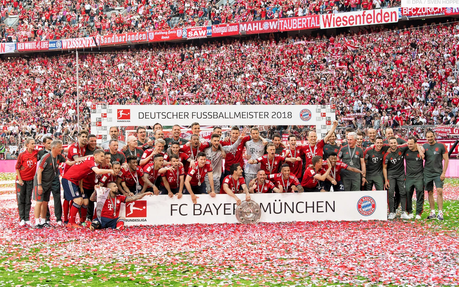bundesliga_championship_ceremony_winnersarch_01.jpg