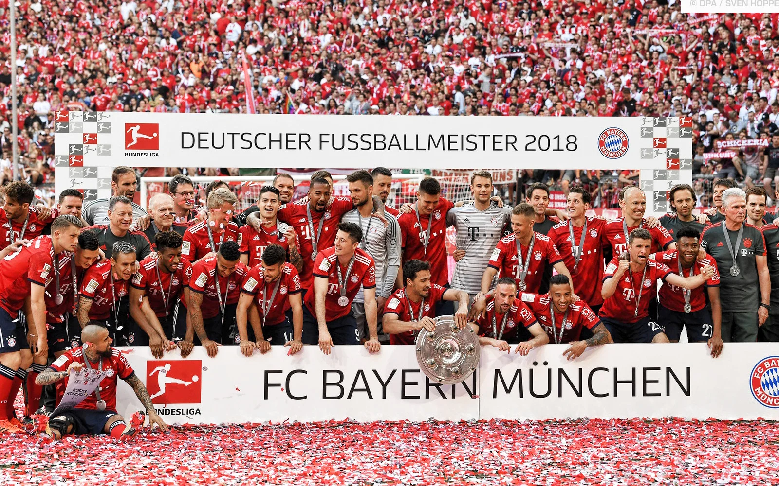 bundesliga_championship_ceremony_winnersarch_02.jpg