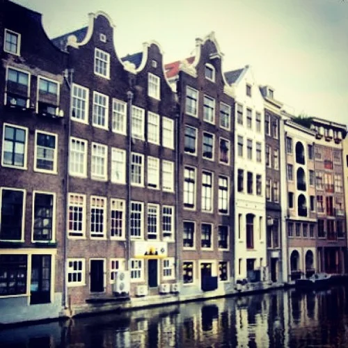 Canal houses with gable roofs in Amsterdam (2007)
