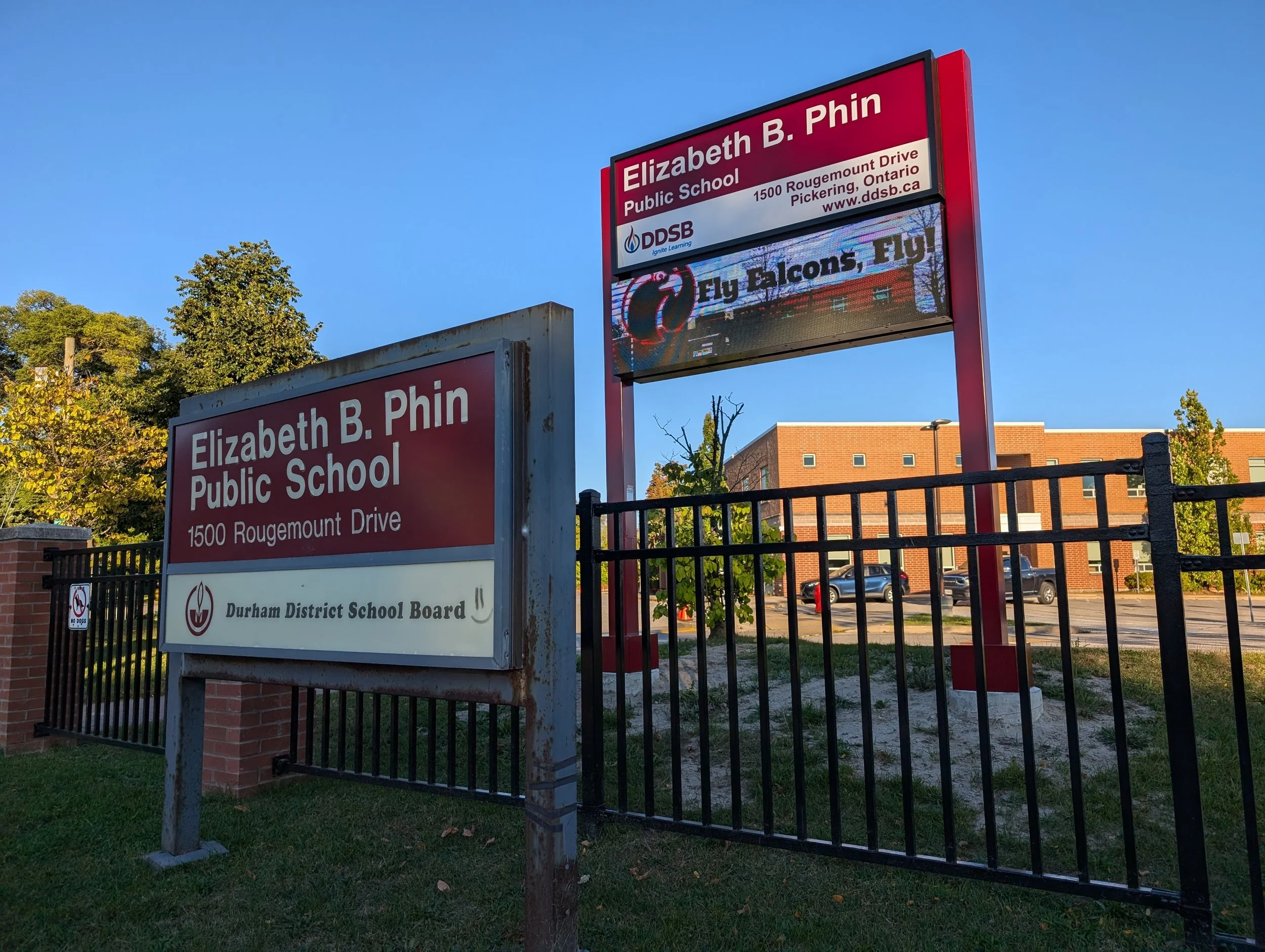 DDSB EB Phin New Pylon with LED 003.jpg