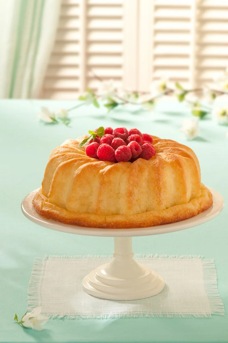 bundt cake raspberries