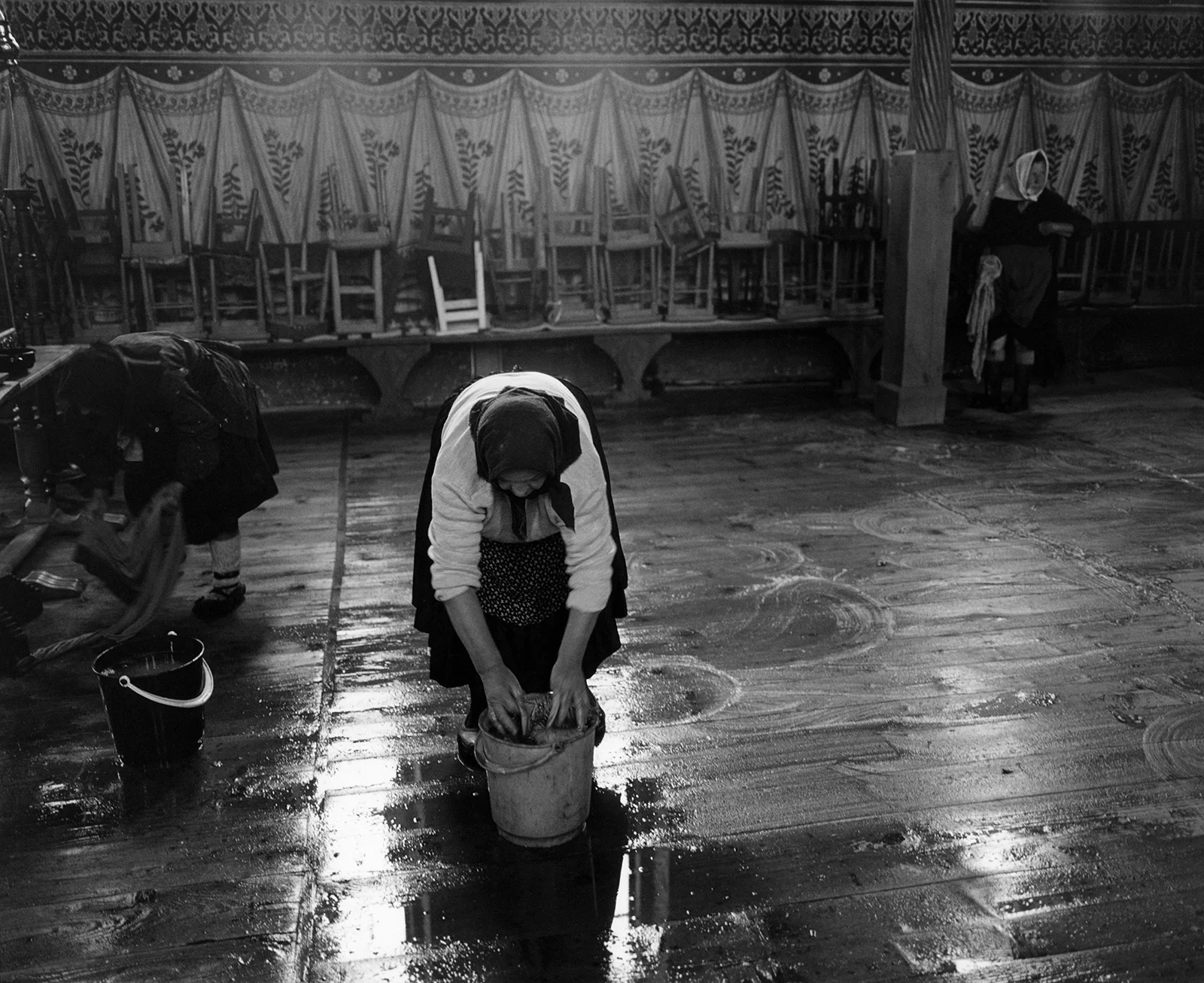 Cleaning their Church, Rozavlea