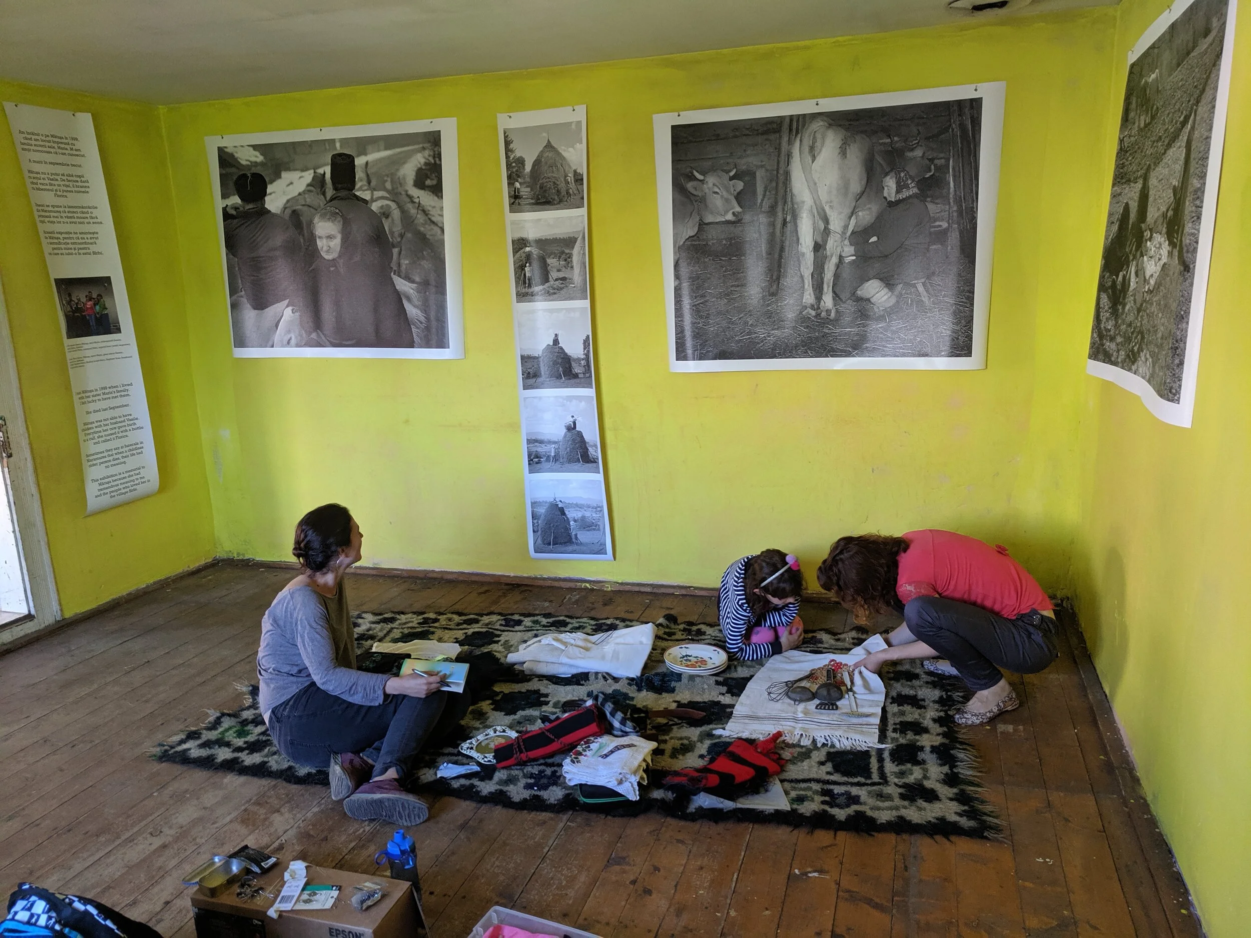 Kathleen’s friend Monica and friends from Sarbi, Ioana and her daughter, help out. Ioana is stitching kitchen utensils on one of Matusa’s handwoven dish towels.