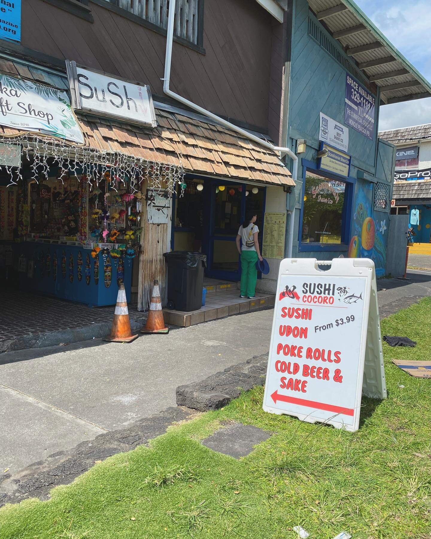 Facing the Bay of Kailua, the iconic Ali&rsquo;I Drive is Kona&rsquo;s main street &amp; a big draw for tourists. As a consequence, it can be tough to find a good, reasonably priced meal on Ali&rsquo;I, esp. along its busier northern end.
&bull;
So w