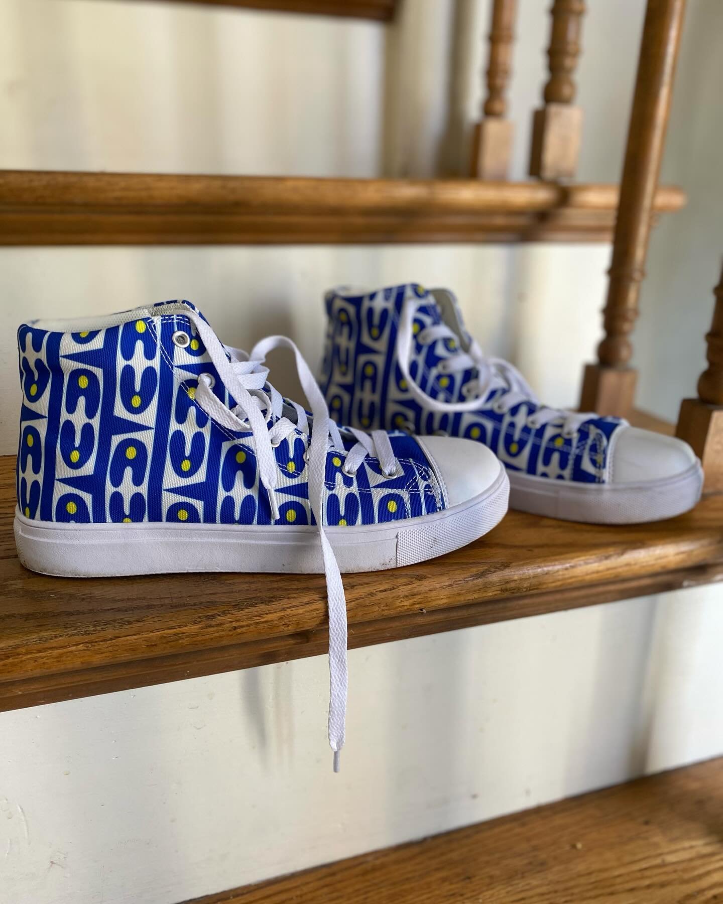 Loving my new sneaks 💙💛you can buy them on my website shop in all sizes, designed by yours truly #linkinbio Be kind out there ✌️ and have FUN! 🕺