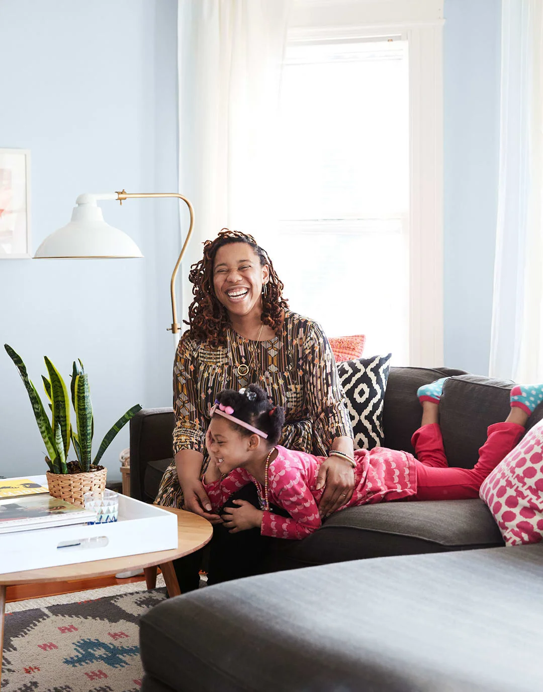 mother-daughter-laughing-in-living-room-cdf37444.jpg