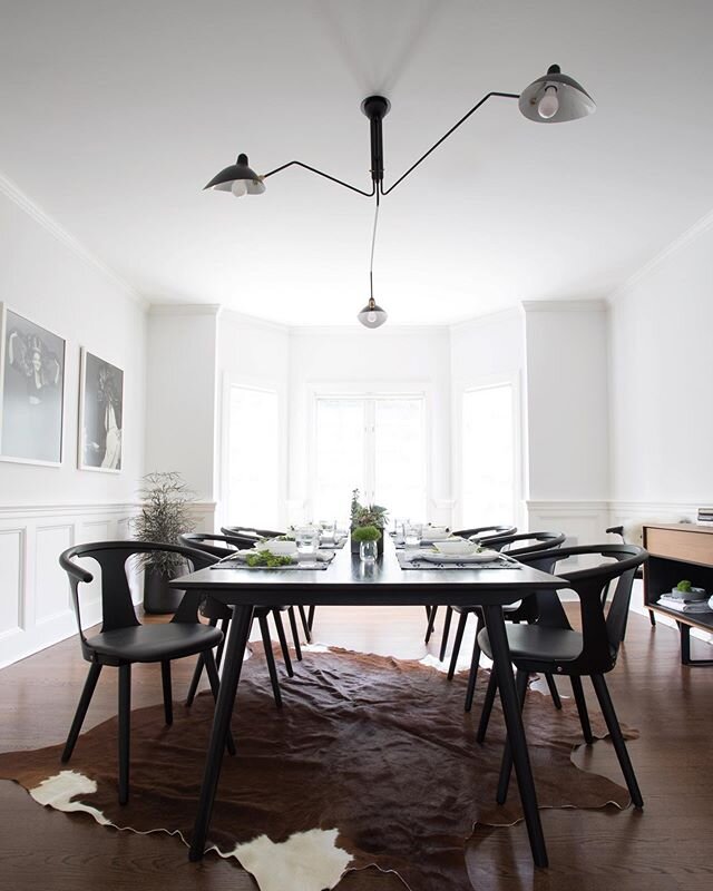 Ready to sit down and have some real conversations?  Interior design &amp; styling @_angelabelt 📸 @royancooper #mood #interiordesigner #interiorstylist #interiordesign #nehome #westport #ct #makehomeyours #dwellplus #moderndesign #minimalism