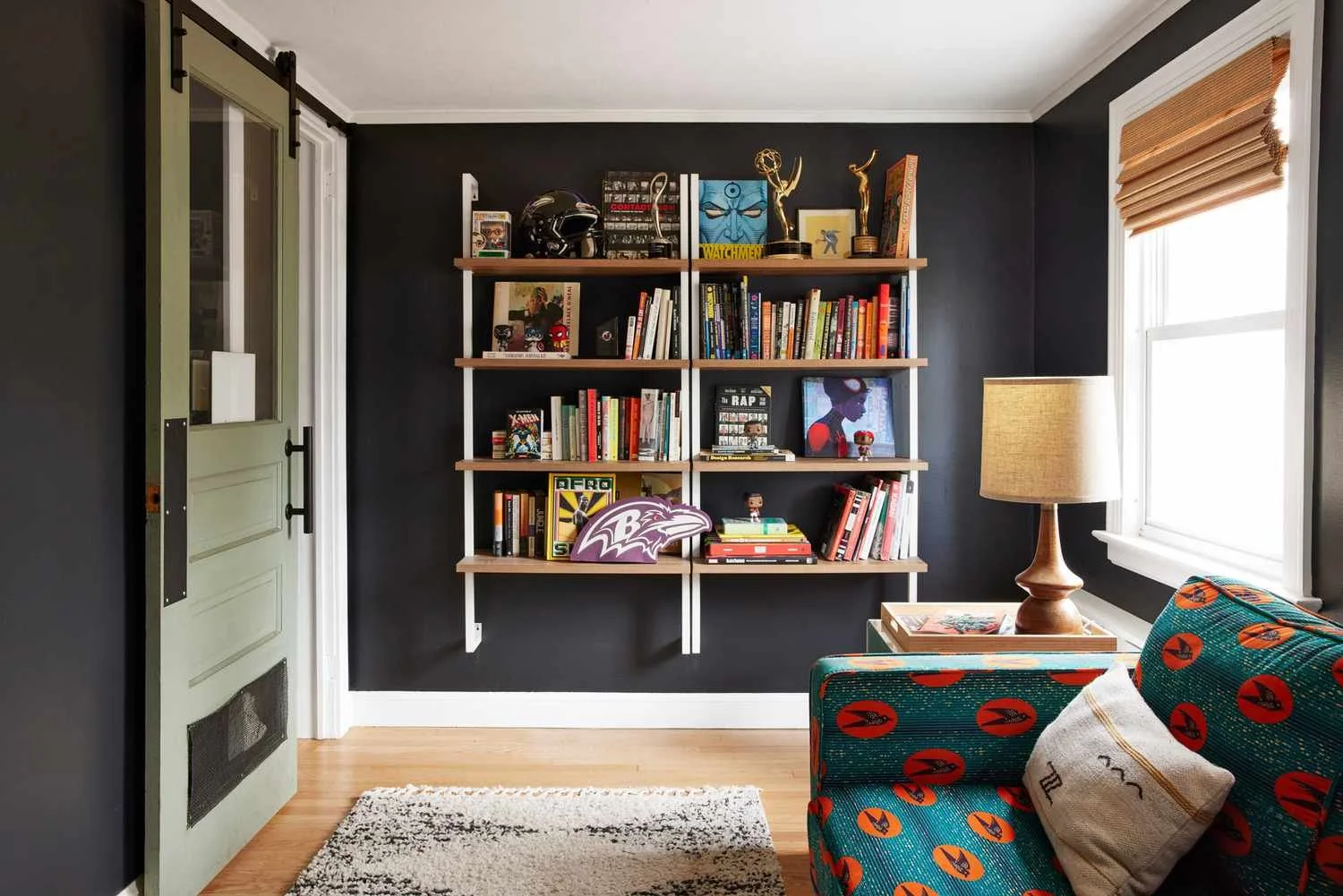 living-room-open-wall-shelving-6OVhf_nYqRrBRdlqqzH0wz-e1f405e3ddbf48a1bb561a8fbbe8dc12.jpg