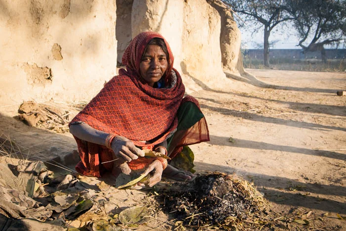 A woman from the untouchable caste weaves leaves together to shape snack plates. It is indeed an art, but it is not prized much. Varanasi, 2011 用乾葉編成即用即棄的碟子,是一門手藝,卻不賣錢。