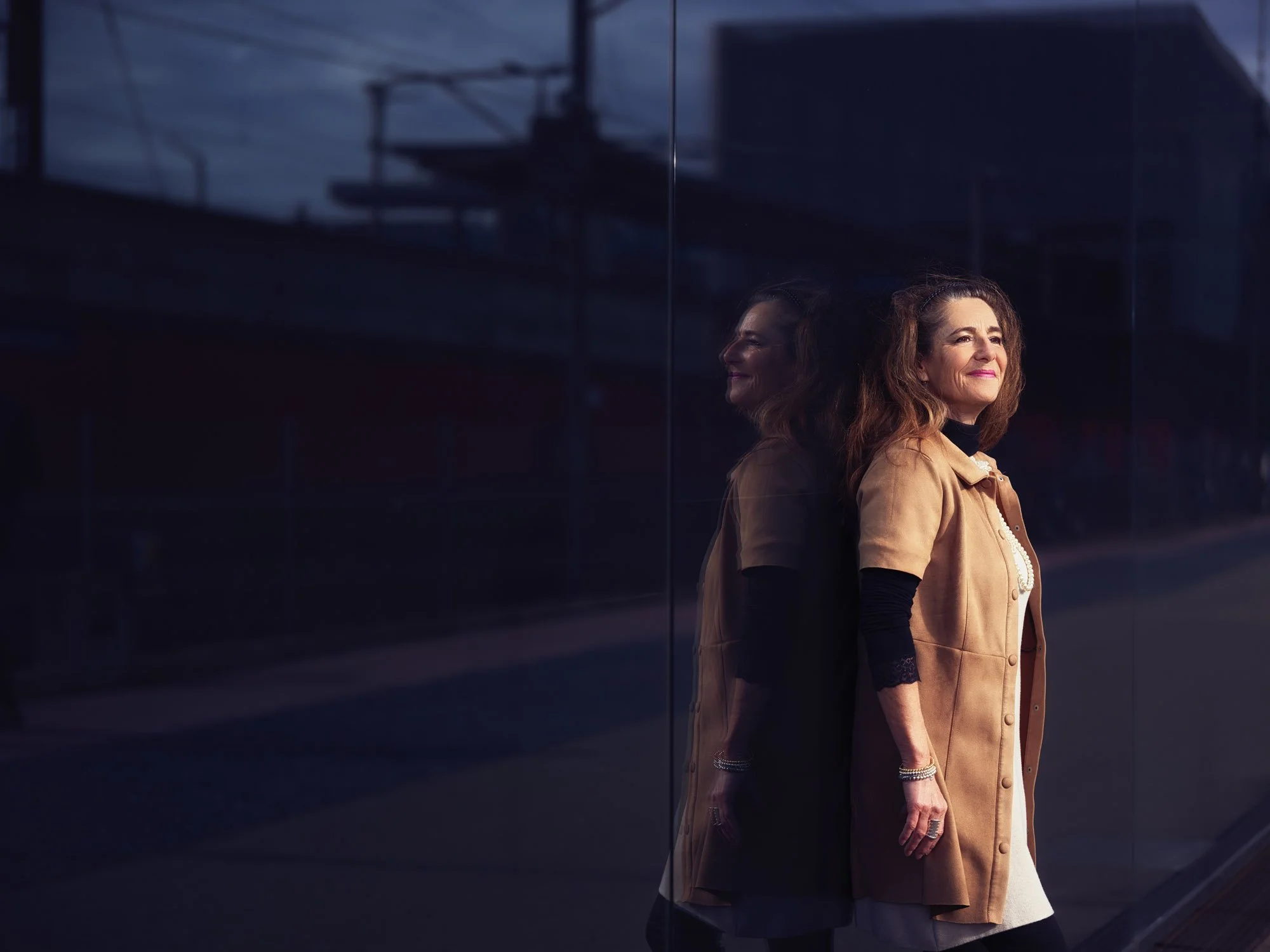 Personal Branding Portrait in Zürich vor moderner Architektur mit Spiegelung