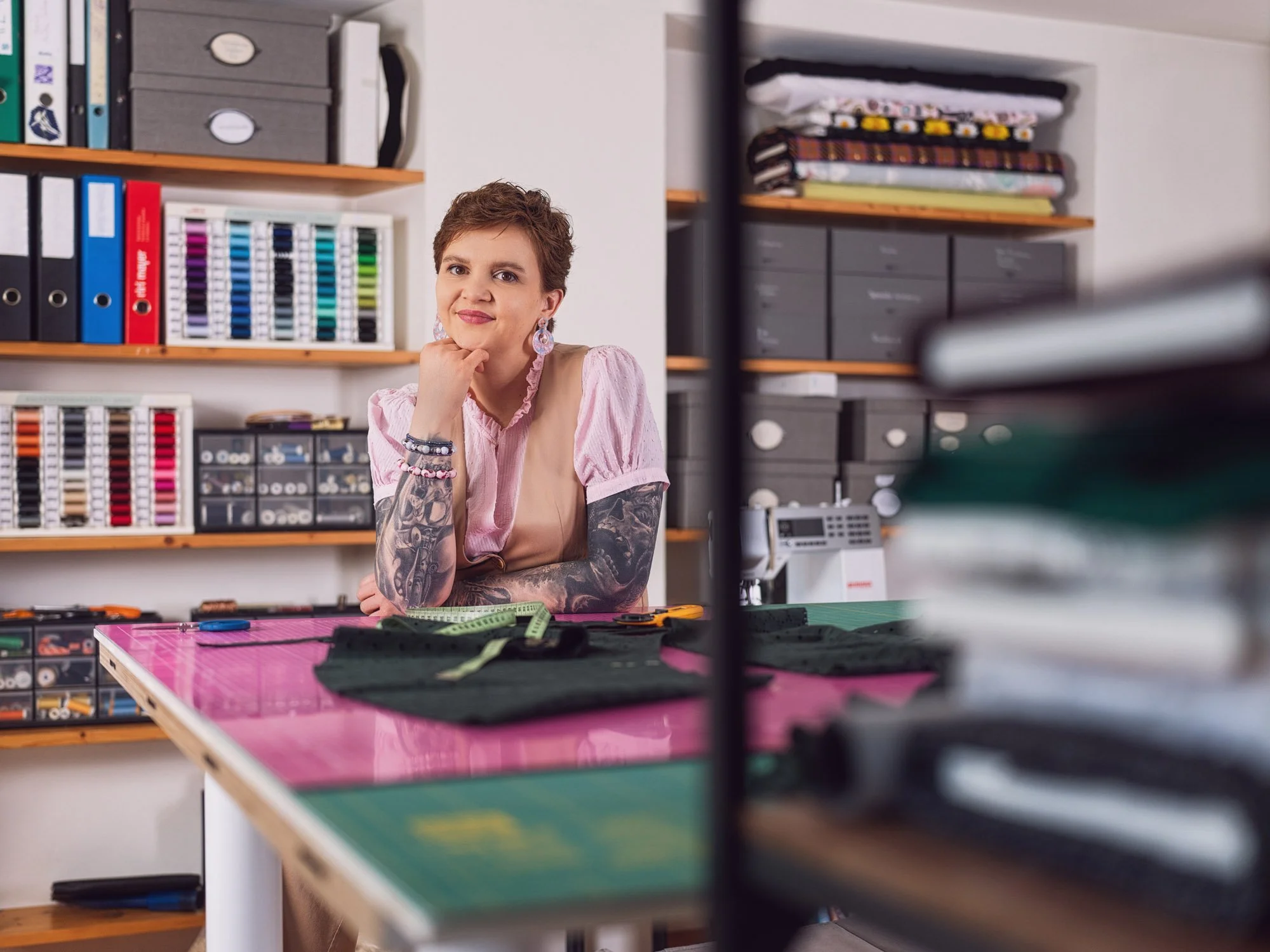 Personal Branding Fotografie einer kreativen Selbständigen in ihrem Atelier in Zürich
