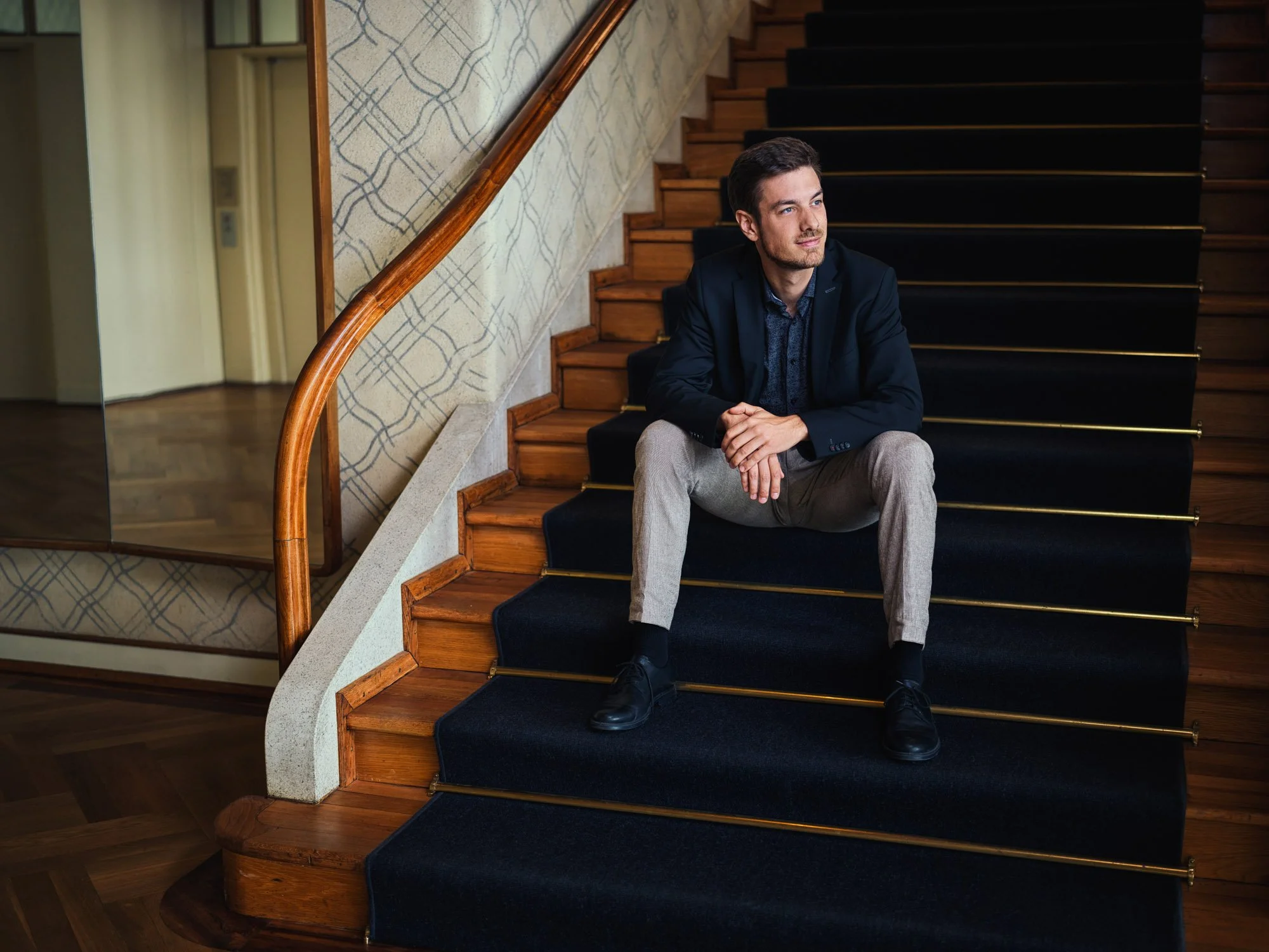 Authentisches Personal Branding Foto eines Künstlers in Zürich, fotografiert in einem klassischen Interieur
